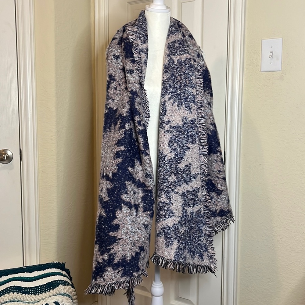 Mix & Match 2/$16 Francesca’s Collection Navy & Pink Blanket Scarf